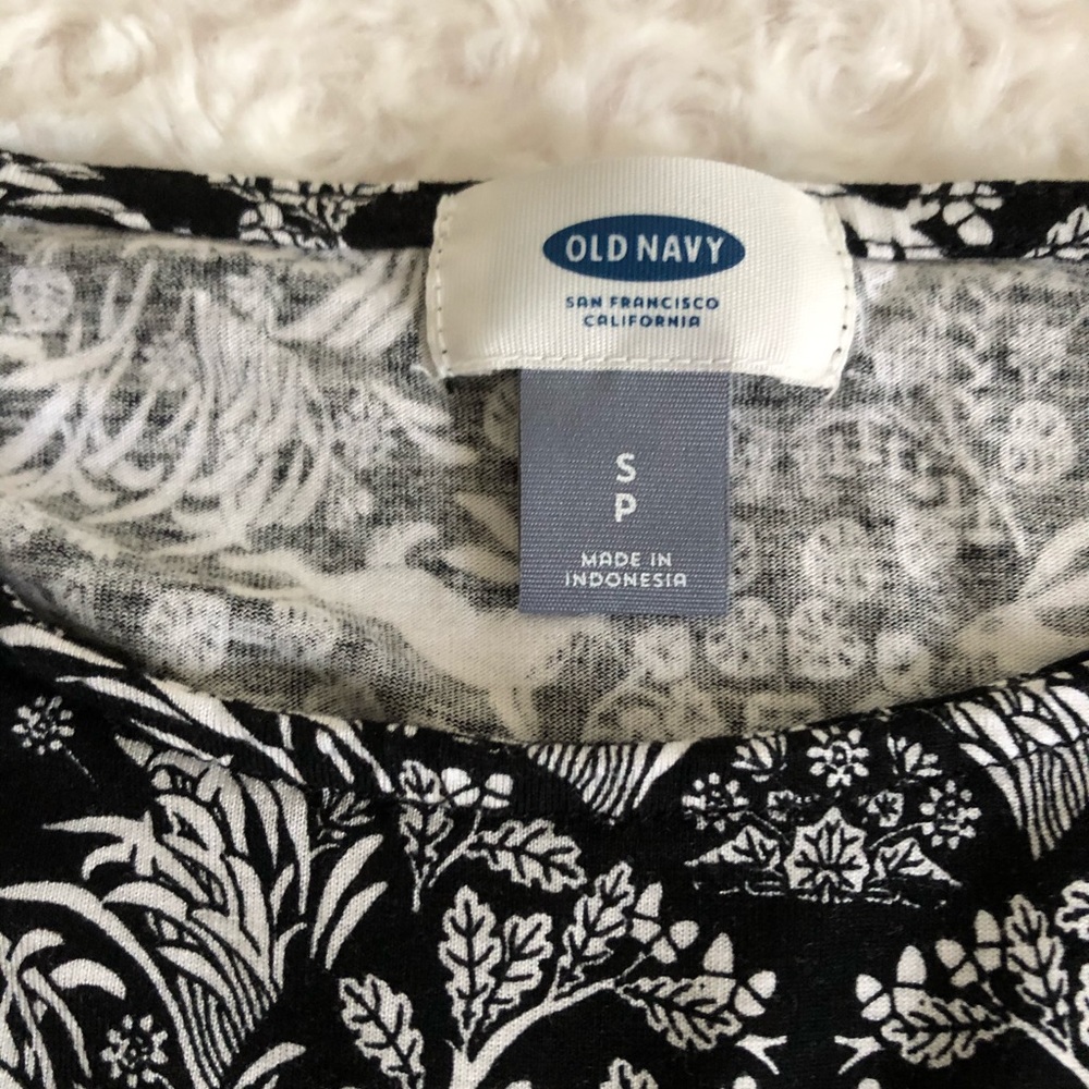 Black and white short sleeve flowy top - Picture 3 of 5